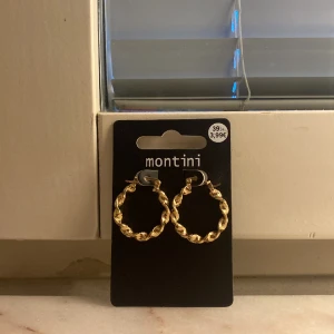 Guld örhängen  - Ett par super söta guldiga örhängen. Aldrig använda, bra skick ❤️ frakt kostar 15kr