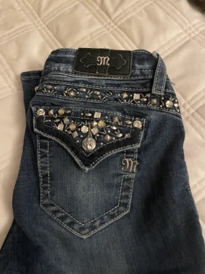 Miss me jeans - Intressekoll på min skitsnygga Miss me jeans. De är bootcut. Köpta här på Plick för ett tag sedan. Inga defekter förutom lite slitningar nere vid fötterna. Sitter bra på mig som är 175 cm lång. Skriv om du har mer frågor eller för fler bilder. 