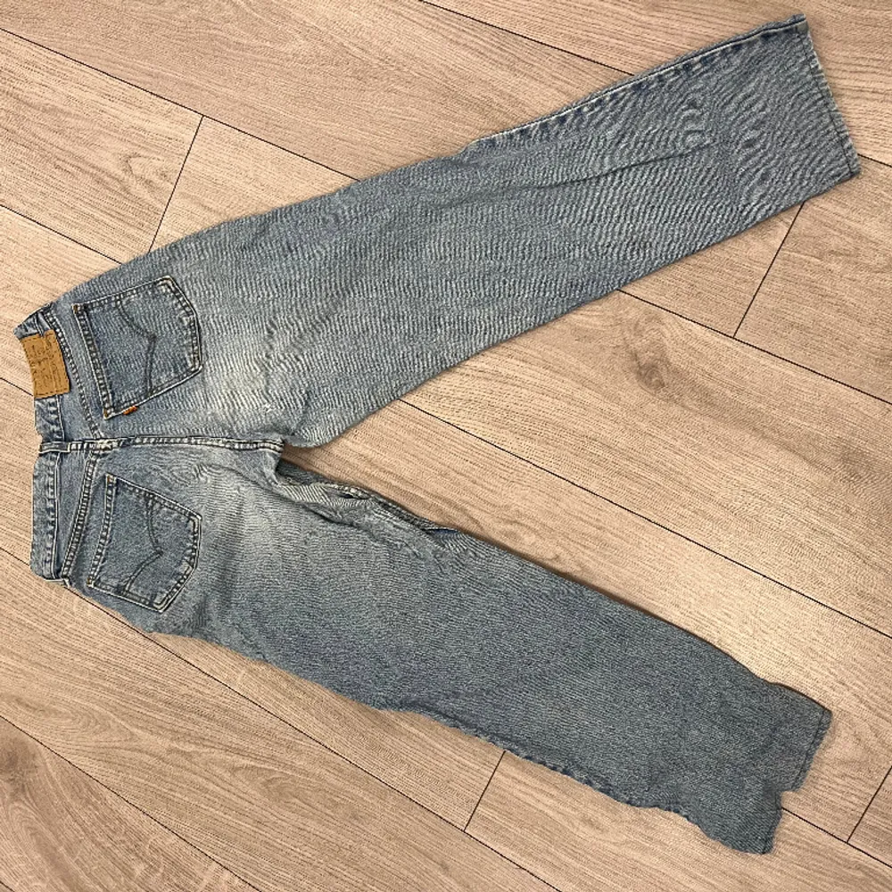 (Nr.3) Vintage Levis jeans!   Superfina, har litet hål bak vid en av fickorna 🤍. Jeans & Byxor.
