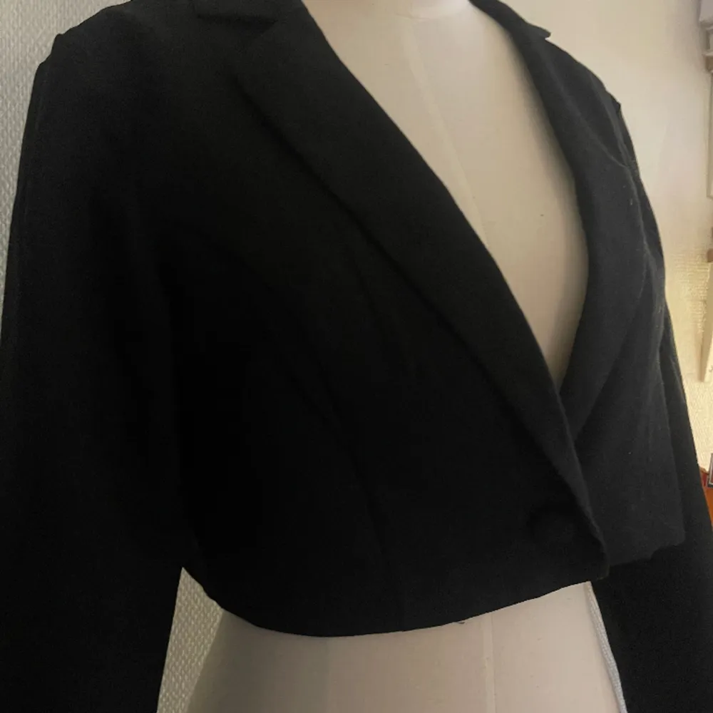 En svart kapad kavaj🖤 köpt på H&M, använd 1 gång🫶 Skriv till mig om fler bilder önskas🥰. Kostymer.