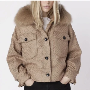 Meotine jacka  - beige meotine jacka, använd men fint skick strl S/M! kan skicka egna bilder vid intresse. Pris kan diskuteras vid snabb affär!🤎