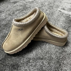 UGG Tasman - Säljer dessa super sköna och snygga Ugg Tasman/Tazz. Dom är helt oanvända i storlek 40 men passar mer som 39. Det är pga detta jag säljer dom!  Vid snabb affär kan jag gå ner lite i pris!