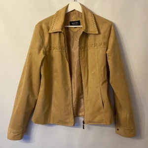 Mockajacka - Beige mockajacka med fina detaljer. Märke: Softy Collection. Storlek: L men snarare en S/M. 