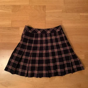 Rutig kjol🍂 - Superfin mörkblå rutig kjol med dragkedja och knapp i sidan:) Veckad. Köpt på Plick men har tyvärr blivit för stor i midjan:( Lägger ut flera saker lite snabbt just nu men det är bara att skriva om man vill ha fler bilder eller har frågor!🍂