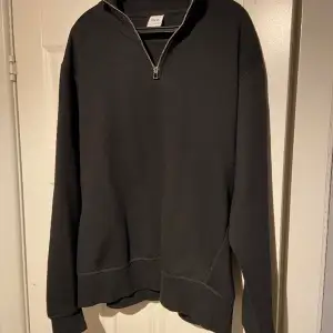 Säljer nu min half zip från zara då den inte används. Skick 9/10 , användts max 3 gånger, därav inga hål eller andra märken.Vid frågor är det bara o hör av sig!