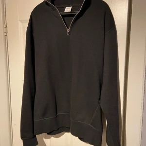 Half zip  - Säljer nu min half zip från zara då den inte används. Skick 9/10 , användts max 3 gånger, därav inga hål eller andra märken.Vid frågor är det bara o hör av sig!