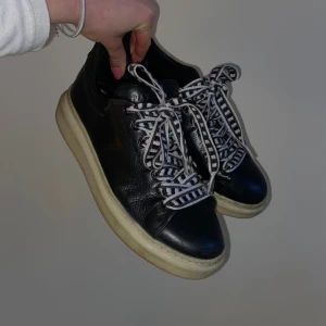Sneakers  - Så sjukt coola sneakers som jag köpt i en liten butik i Paris och det står tyvärr inget märke i dom:( sparamt använda men lite skitig sula så därav priset, nypris var 1200kr❤️Storlek 41 men passar mig som normalt har 39/40