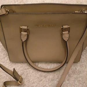 Väska - Ej orginal. Beige väska i fint skick 