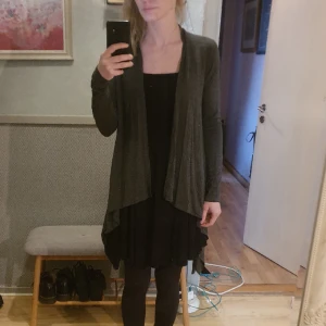 Kofta med knytning - Grå löngre kofta med knytband. Storlek S. Oanvänd med prislapp kvar