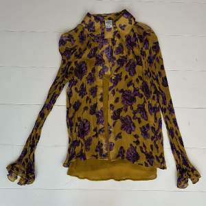 Oanvänd snygg skjorta/blus från Baum und Pferdgarten med medhörande linne. Senapsgul med lila blommor. Fint tyg och kvalitet. St Small. 100% Viskos 
