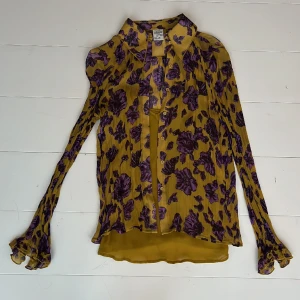 Skjorta/blus från Baum und Pferdgarten - Oanvänd snygg skjorta/blus från Baum und Pferdgarten med medhörande linne. Senapsgul med lila blommor. Fint tyg och kvalitet. St Small. 100% Viskos 