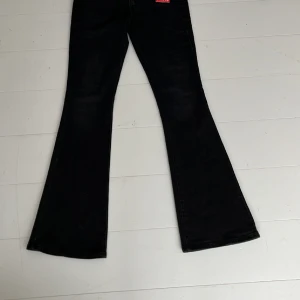 Diesel 1969 D-Ebbey jeans - Helt nya, ursnygga Diesel lågmidjade, bootcut/flare jeans. Svarta. St W26/L30 Säljes pga fel storlek.  Nypris ca 1800 kr