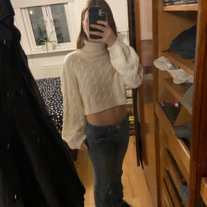 Vit stickad tröja  - Bra skick. Har en tråd i fram, cropped, skön i halsen, kliar inte och lång i armen