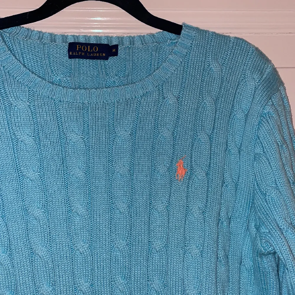 En blå super fin kabelstickad tröja från Ralph Lauren som tyvärr inte kommer till användning. Storlek M, frakt tillkommer . Tröjor & Koftor.