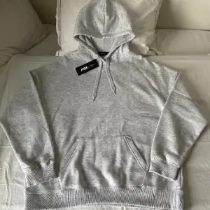Säljer den här jättefina ljusgrå hoodien från New yorker. Köpt för 299 för ca 1 år sedan men aldrig använd och prislappen kvar, säljs för 199💗
