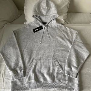 Ljusgrå hoodie - Säljer den här jättefina ljusgrå hoodien från New yorker. Köpt för 299 för ca 1 år sedan men aldrig använd och prislappen kvar, säljs för 199💗