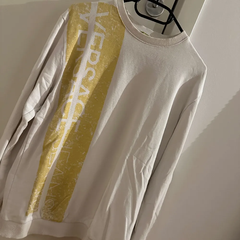 Äkta Versace tröja som nästintill är oanvänd, använd max 3 ggr så den är som ny! Strl L . Tröjor & Koftor.
