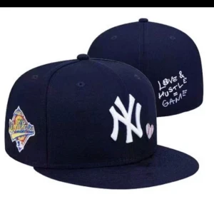Fitted cap, navy blå - Helt ny, passade inte i storlek. 