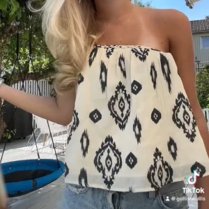 Zara topp - Säljer dne superfina zara toppen som jag köpte i somras❤️nästan aldirg använd