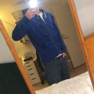 Snygg blå Ralph Lauren Hoodie, säljer för jag inte använder så mycket längre. Ganska gammal modell och lite sliten men inget man tänker på när man använder den. Passar dig som är 175-185 ungefär. Kan både mötas upp och fraktas