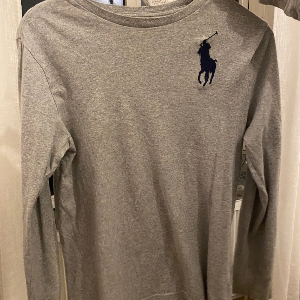 Säljer denna Ralph Lauren-tröjan som köptes på KidsBrandstore för några år sedan 💗Strl L från barnavdelningen och skulle påstå att den sitter som en S på mig 😝. Tröjor & Koftor.
