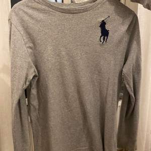 Säljer denna Ralph Lauren-tröjan som köptes på KidsBrandstore för några år sedan 💗Strl L från barnavdelningen och skulle påstå att den sitter som en S på mig 😝