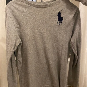 Tröja - Säljer denna Ralph Lauren-tröjan som köptes på KidsBrandstore för några år sedan 💗Strl L från barnavdelningen och skulle påstå att den sitter som en S på mig 😝