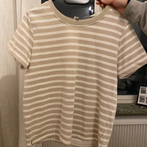 T-shirt - Snygg, randig och lite tjockare t-shirt som passar till allt 😊