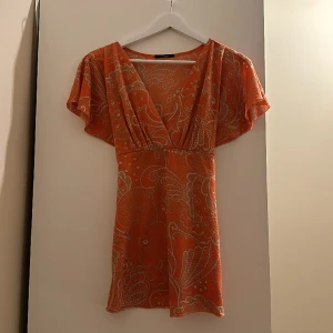 Blus - Jättefin orange blus där man kan knyta där man kan knyta där bak för att definiera midjan.