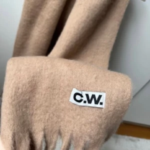 Superfin fluffig halsduk från Carin Wester!🌟 - Världens finaste halsduk från Carin Wester! Fluffig och varm 🌟 Dm för fler bilder, pris kan alltid diskuteras!🫶🏻