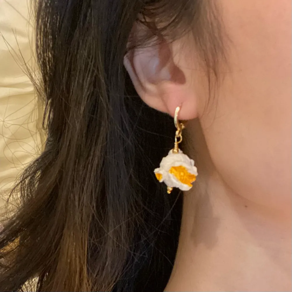 My earrings are already in the holiday mood. So you know what to serve me in the party.     . Golden color Brass hoop . Popcorn Not eatable! .  Price for 1st (white or yellow, your choice). 70kr for 1 pair. . Accessoarer.