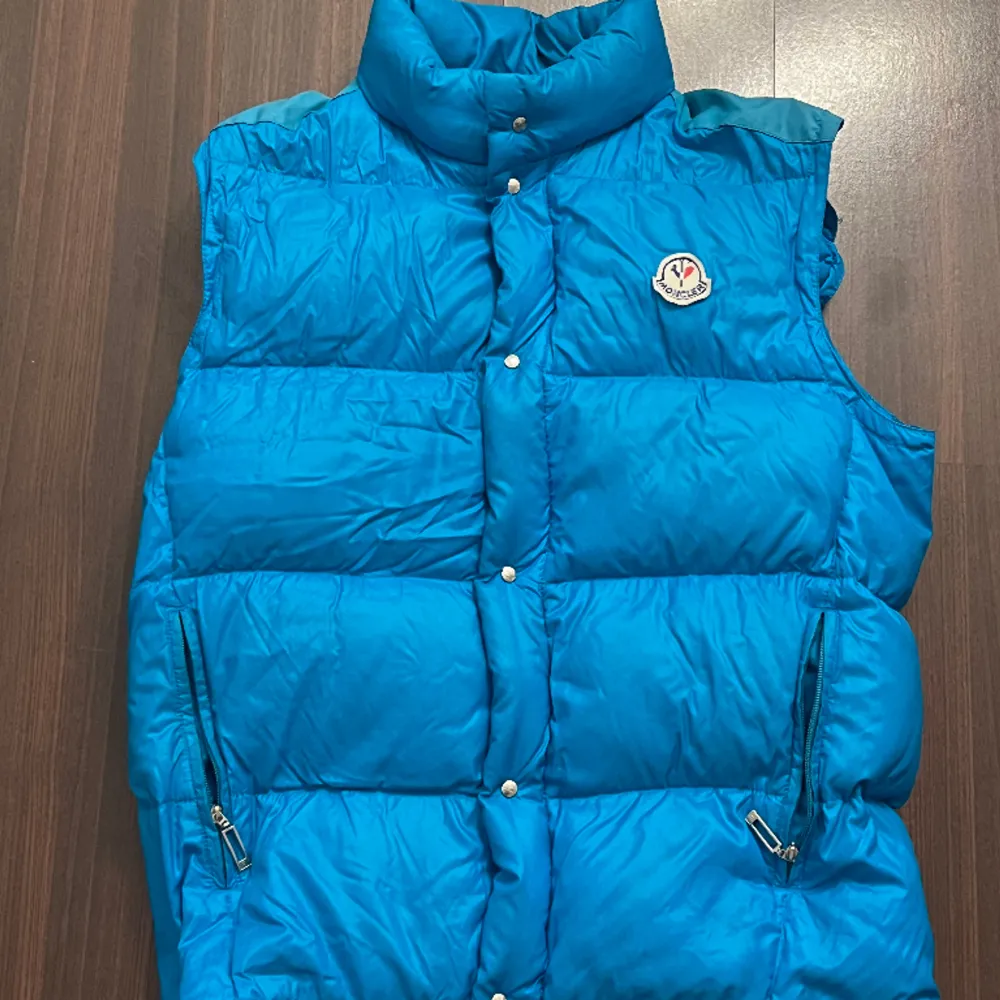 Moncler dunväst, köpt vintage så säljs i det skicket. Har många år kvar fortfarande!  Storlek 2, men passar mig som har medium.. Jackor.