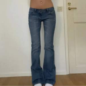 lågmidjade jeans! passar xs-s, jag är 166 cm lång. (lånade bilder men sitter likadant på mig) frakt tillkommer 💕
