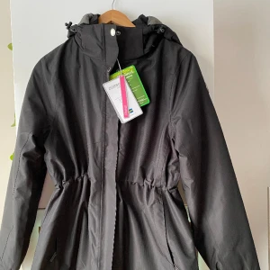 Vinterjacka dam - Helt ny, har aldrig använt den. Säljer den pga den är stor i storleken för mig. Köpte den för 1299kr och säljer den för 450kr. Kan skicka fler bilder om det behövs👍🏼