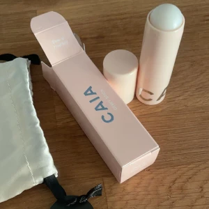 Caia dewy stick - Säljer detta dewy sticket från Caia då det inte kommer till andvändning❤️ Helt oanvänt och nypris är 175!