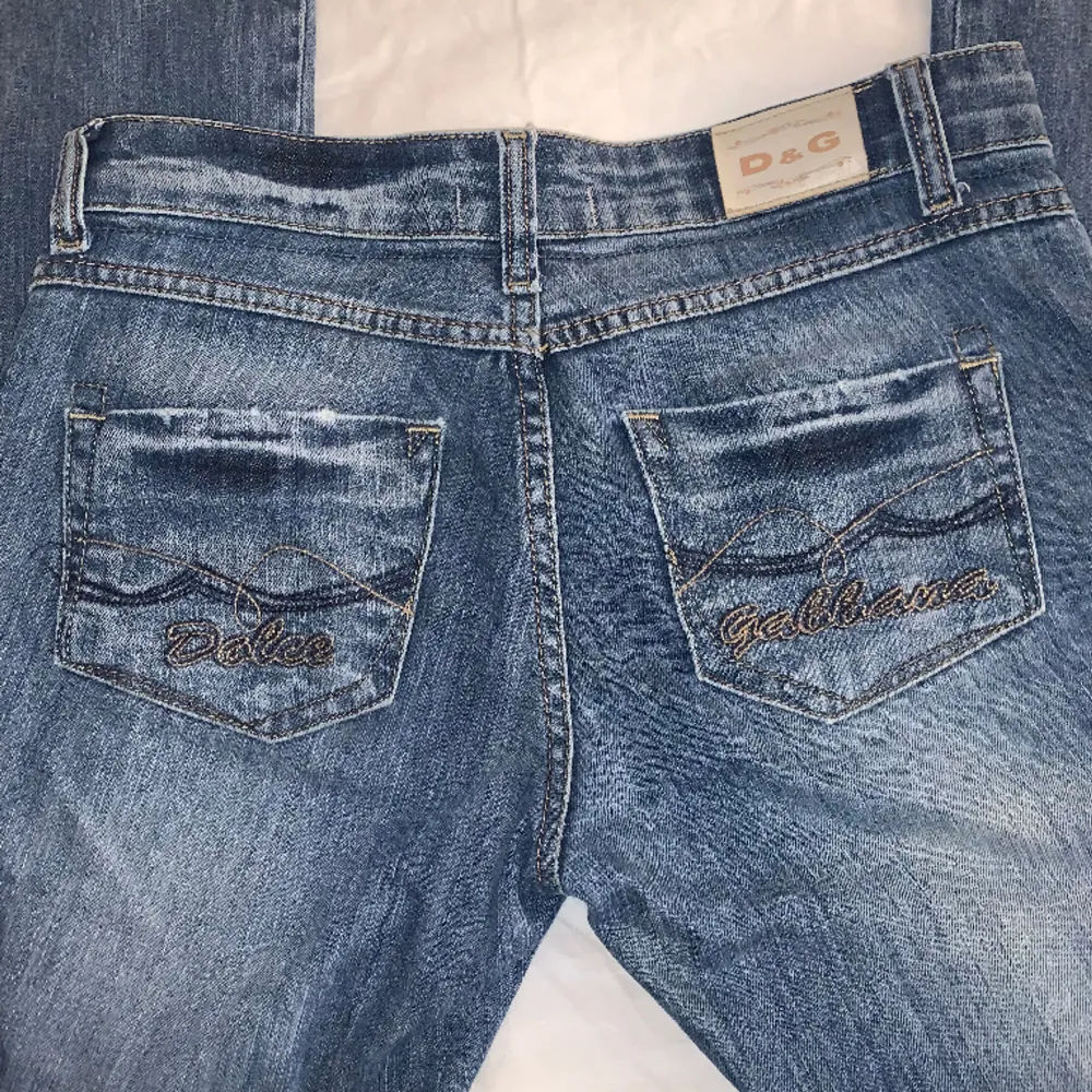 Dolce Gabbana jeans, helt oanvända av mig men köpt secondhand och är stort sätt oanvända. Har fler bilder och pris kan diskuteras. Storlek M/38 och sitter som en M. Mycket bra skick! . Jeans & Byxor.