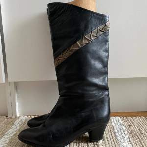 ”Cowboy” liknande boots svart läder med beige/grön detalj. Inga defekter. Köpta vintage. 
