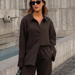 Sanna Jörnvik X NAKD  - Säljer detta bruna set från Sanna jörnvik x NA-KD, använt 1 gång så de är i fint skick strl 38. Nypris för båda delar 800 säljer för 400