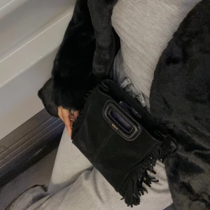 Maje väska  - Säljer min maje väska då jag ska köpa en ny! Den är nästintill oanvänd och är det lilla varianten. Kvitto & påse finns kvar Köparen står för frakt 🙏🏽