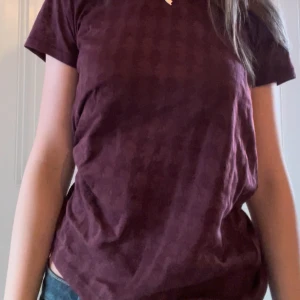 Karl lagerfeld tshirt - Tshirt med tryck från karl lagerfeld, använd fåtal gånger 