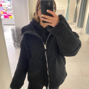 Teddy jacka från hm - Den superpopulära teddyjackan från hm som är slutsåld, den är helt oanvänd och har prislappen kvar