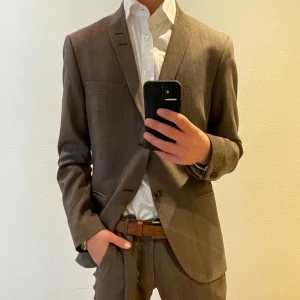 Kostym Tiger of Sweden  - Riktigt snygg kostym från Tiger of Sweden. Bra kvalité och sitter riktigt snyggt. Storlek 50/52 vilket motsvarar M-L.