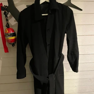 Samsøe samsøe kappa - Knappt använd kappa från samsøe samsøe, skickar gärna mer bilder vid intresse. Original pris 3000kr