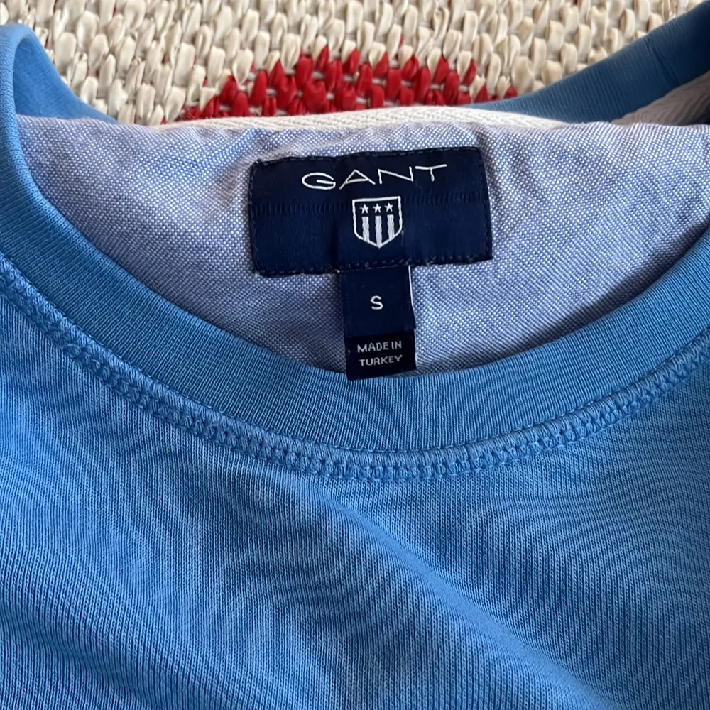 Jätte fin blå Gant tröja. Har två stygn insydda för att laga hål därav priset 🫶🏼. Hoodies.