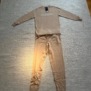 Lexington loungewear - Lexington pyjamasset som är perfekt att ha inför vintern.Köpte denna som födelsedagspresent men personer hade redan den. Merinoull. Ej använd och taggsen finns kvar.