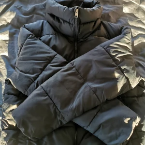 Vinter jacka st S  - Väldigt fin vinter jacka. Ny endast testad. 