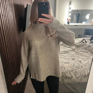 Beige stickad tröja  - Säljer nu min stickade tröja från vero Moda då den ej kommer till användning, den är sparsamt använd och är därför fin i kvaliteten, den är lite längre baktill över rumpan, en perfekt vintertröja ☺️