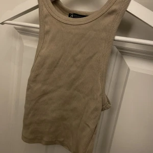 Topp från Zara - Fint skick. Färgen är lite missfärgande, sista bilden är rättvisast. Storlek S 50kr