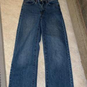 Hej ja säljer dessa baggy högmidjade jeans för att ja tkr att ja inte passar i dem längre❤️dem är i bra kvalitet men bara lite sönder där nere (syns på bild 3). Dem passar mig bra och jag är 154 cm, pris kan såklart diskuteras, köparen står för frakten