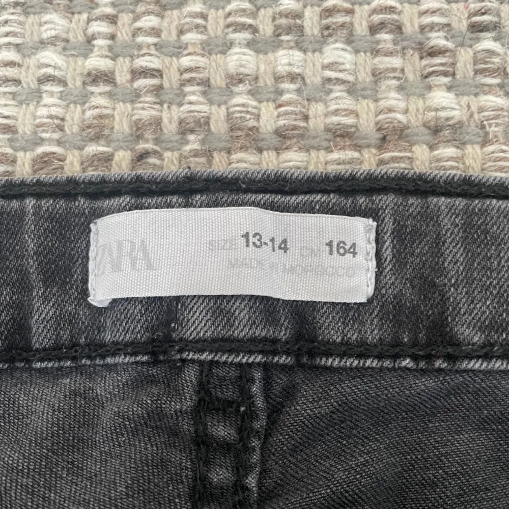 Säljer mina supersnygga jeans ifrån zara. Modellen är Low waist bootcut och de har en slits nertill. Endast använda fåtal gånger. Stolek 164 (13-14 år). Tveka inte på att höra av er vid frågor!💕. Jeans & Byxor.